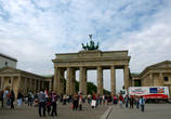 Бранденбургские ворота на Парижской площади. С 1945 была в восточном Берлине. Бранденбургские ворота с 1961 по 1990 входили в состав Берлинской стены