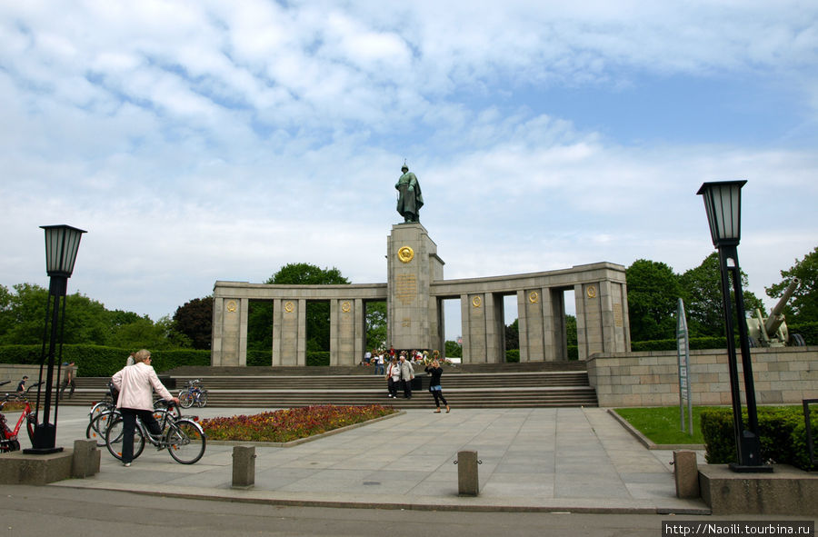 А это уже Западный Берлин — памятник Советским солдатам погибшим в Берлинской битве (20 тыс. человек) 
С 1945 по 1990 годы памятник находился на территории Западного Берлина, но у него всегда дежурили русские солдаты почетным караулом до 1994 года, затем его передали городу. Берлин, Германия