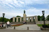 А это уже Западный Берлин — памятник Советским солдатам погибшим в Берлинской битве (20 тыс. человек) 
С 1945 по 1990 годы памятник находился на территории Западного Берлина, но у него всегда дежурили русские солдаты почетным караулом до 1994 года, затем его передали городу.