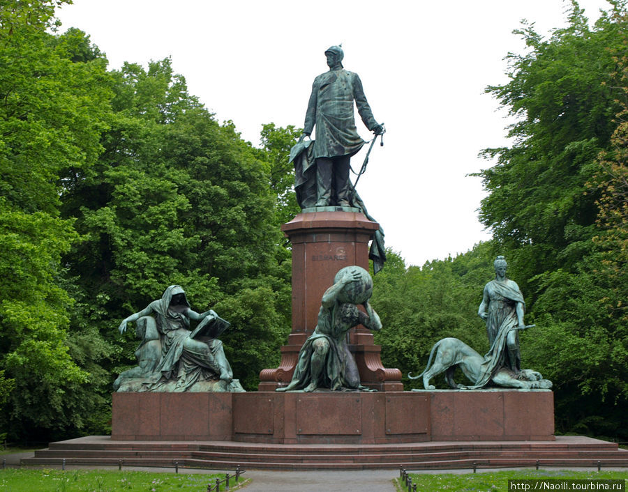 Монумент Бисмарку в парке Берлин, Германия