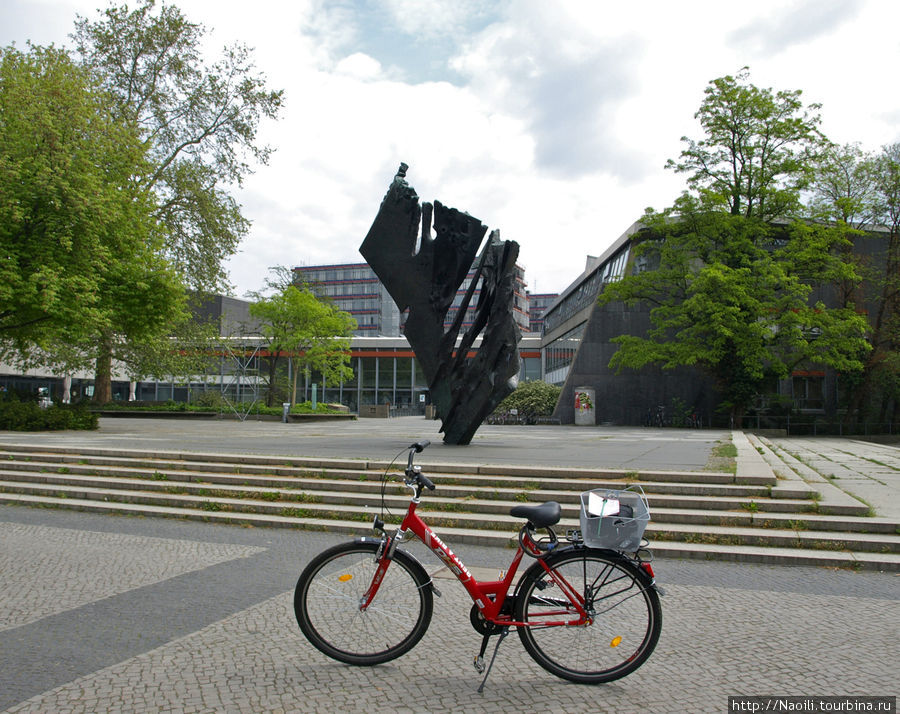 Современная архитектура западной части Берлина
и мой арендованный велосипед. Берлин, Германия