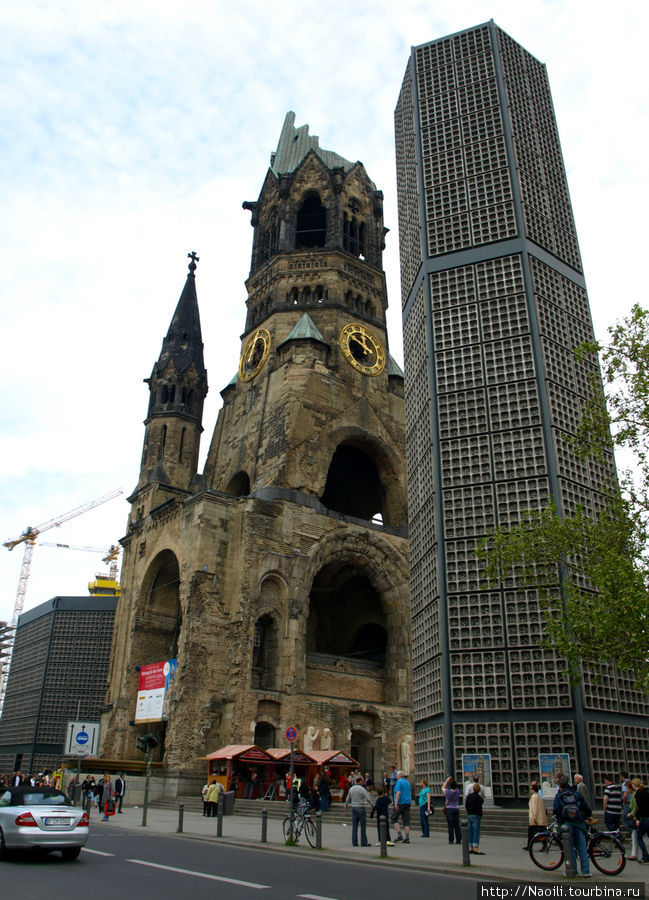 Церковь короля Вильгельма (1895) была разрушена в 1943 году во время мессы. Сейчас построено новое здание рядом, а старое осталось как память жертвам войны. Берлин, Германия