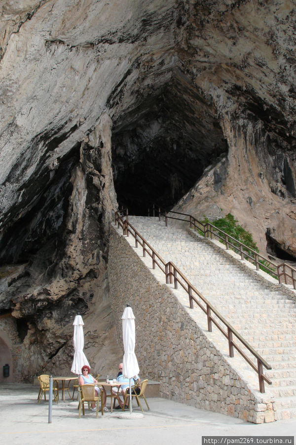 выход из пещеры Каньямель, остров Майорка, Испания