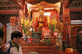 9. Внутри храмов так же несколько красочнее чем в китайских или корейских.. Конфуций и подношения