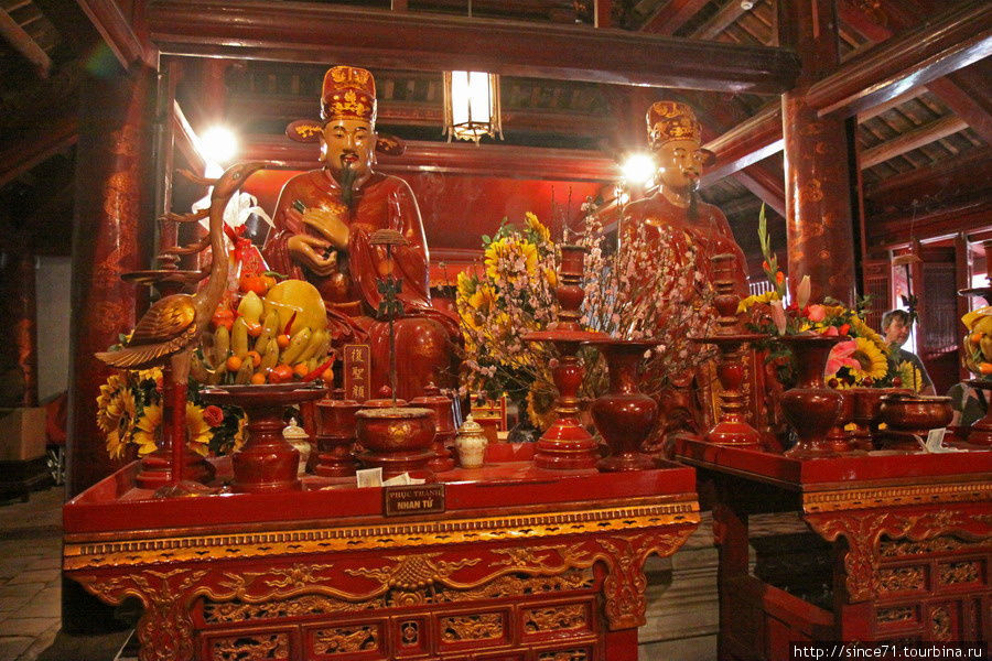 10. По сторонам Конфуция окружают его верные ученики Ханой, Вьетнам