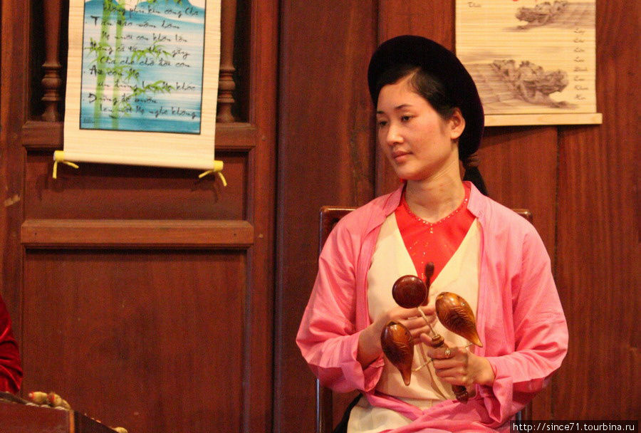24. В храме выступает музыкальная группа с народными инструментами Ханой, Вьетнам