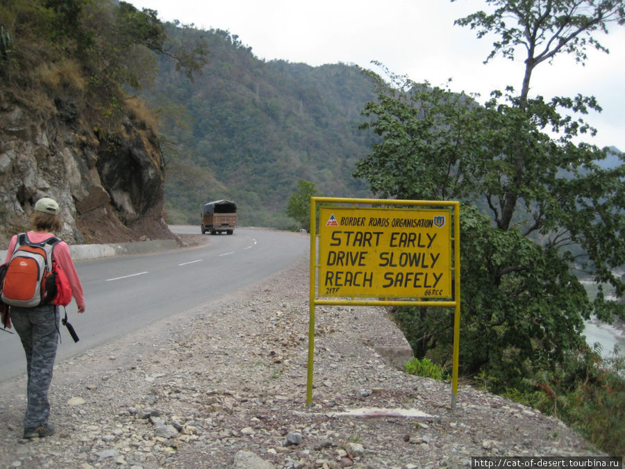 Вдоль дороги — разные народные мудрости о безопасной езде Ришикеш, Индия
