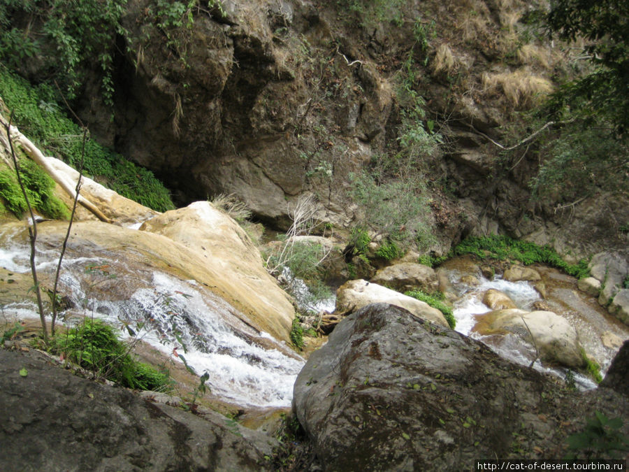 Водопад около Лакшман Джула Ришикеш, Индия
