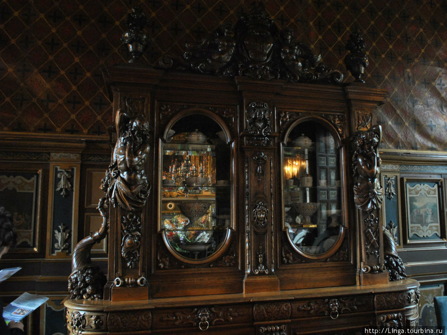 В столовой замка Шеверни представлена мебель XIX века из цельного дуба, украшенная резьбой с изображением герба семьи Юро (лазурно-голубой крест и пурпурно-красное солнце). Шеверни, Франция