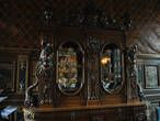 В столовой замка Шеверни представлена мебель XIX века из цельного дуба, украшенная резьбой с изображением герба семьи Юро (лазурно-голубой крест и пурпурно-красное солнце).
