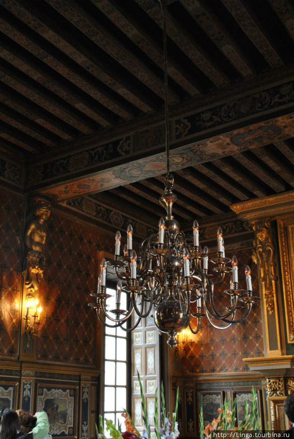 Голландская люстра XVIII века, посеребренная литая бронза, весит более 100 кг. Шеверни, Франция