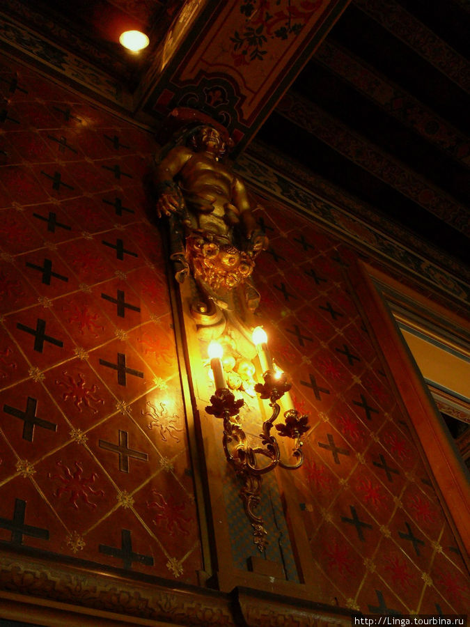 В столовой герб Юро присутствует и на стенах, обитых кожей из Кордовы. Шеверни, Франция