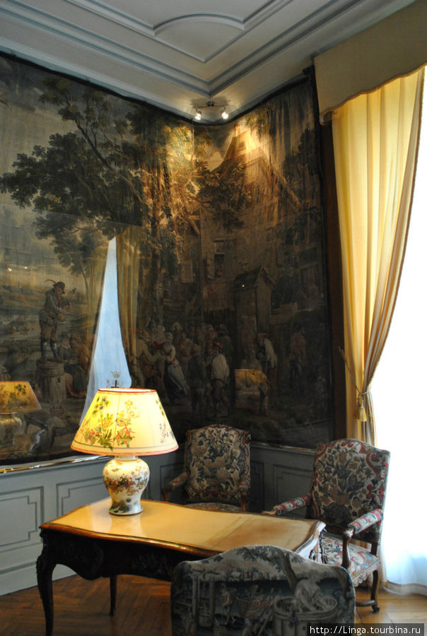 Салон гобеленов. В нем 5 гобеленов из Фландрии, сотканных по эскизам фламандского живописца Давида Теньерса-младшего. Шеверни, Франция