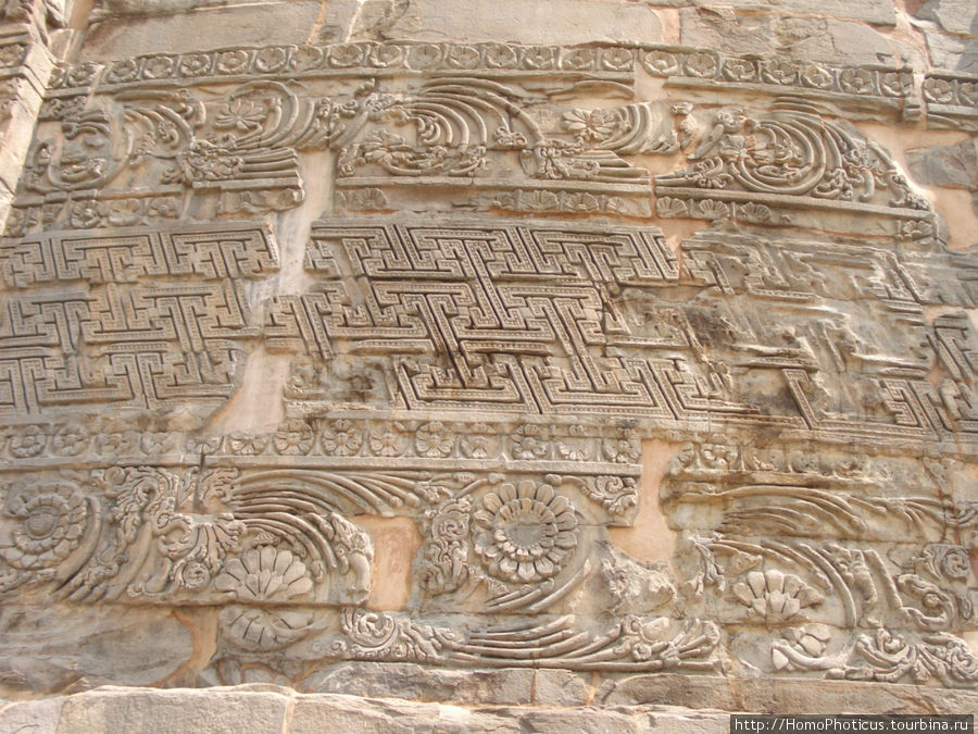 Надписи на Ступе Дхамек в честь первой проповеди Варанаси, Индия