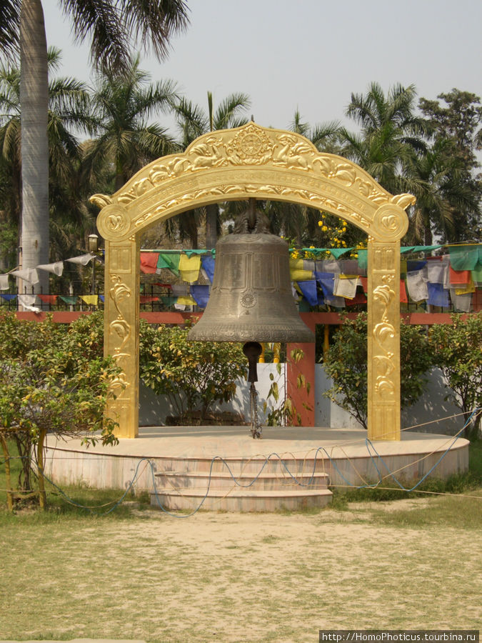 Колокол перед входом в Храм Мулагандха Кути Вихара Варанаси, Индия