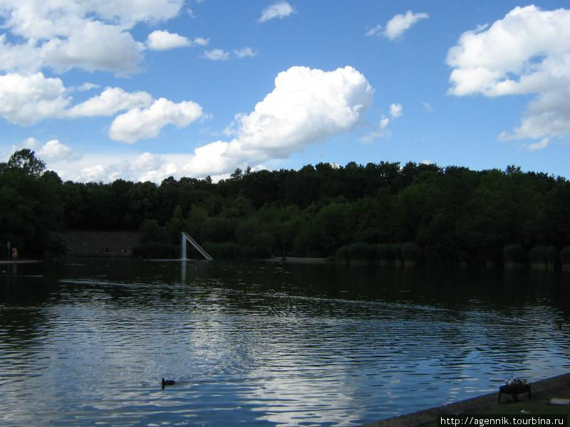 Общий вид на озеро в парке Мюнхен, Германия