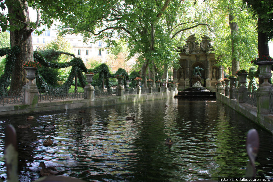 Париж. Люксембургский сад. Фонтан Марии Медичи Париж, Франция