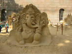 Двуликая композиция Встреча цивилизаций, с одной стороны — слоноглавец Ганеша, персонаж хиндуистского пантеона