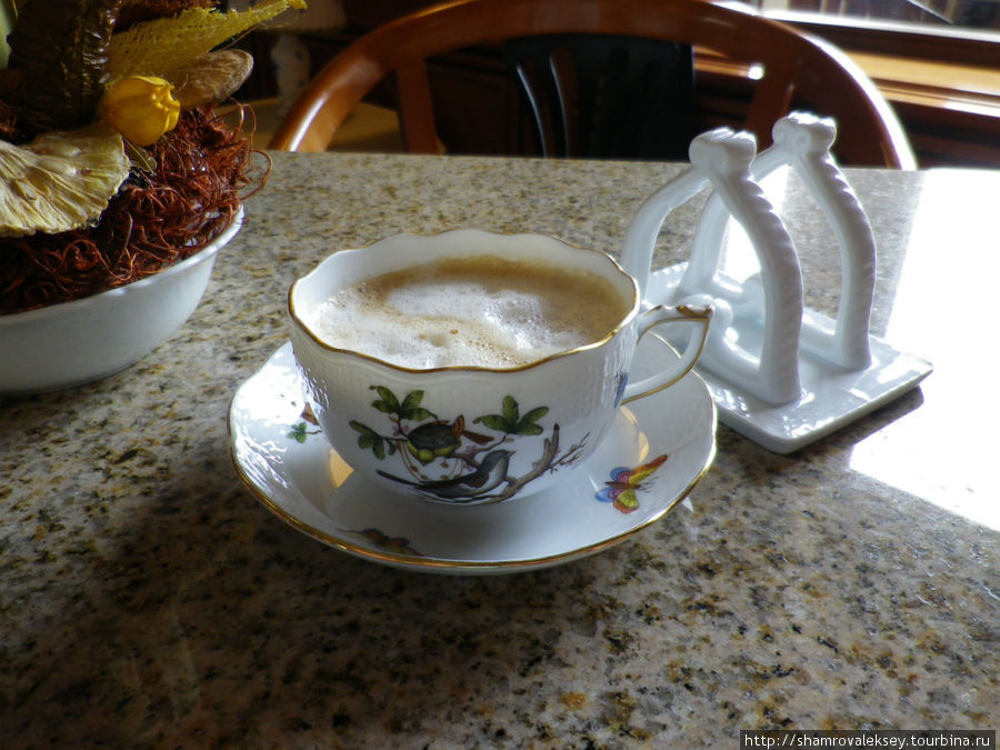 В кафе Apicus Вам подадут пирожные, кофе или чай  в фарфоровой посуде Херенд (Herend) ... Херенд, Венгрия