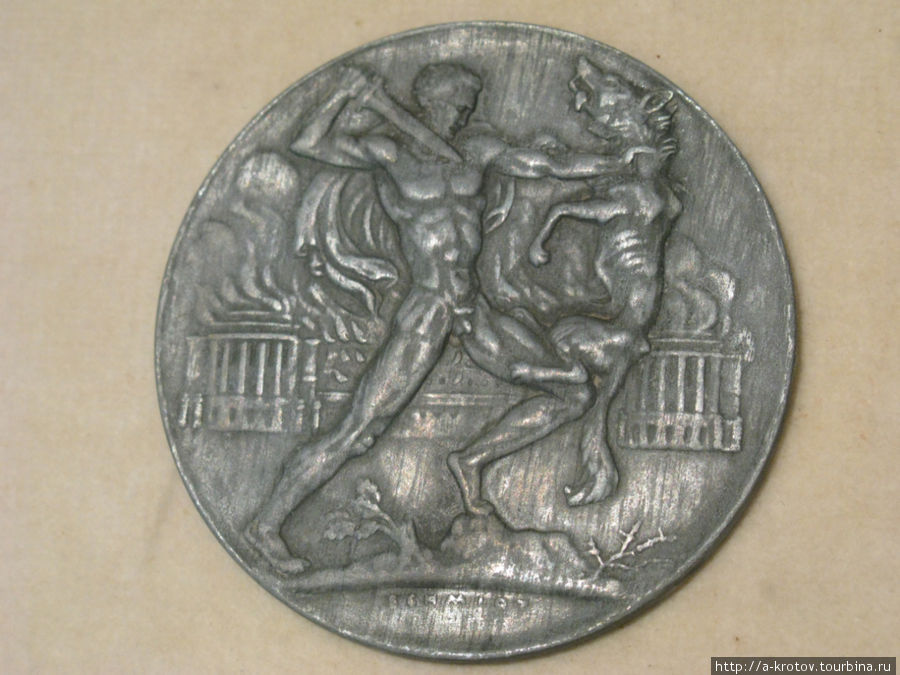 Немецкая медаль времён Гитлера.

Почему-то в музее много всякого немецкого Каир, Египет
