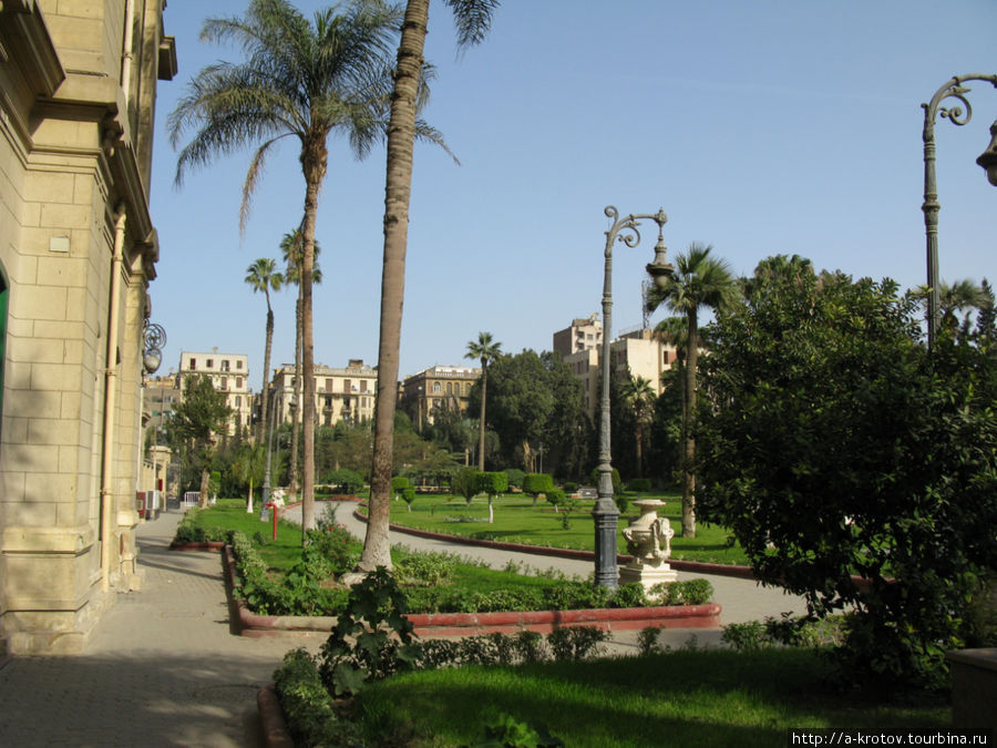 Лужайка перед дворцом.
Вход платный, но недорогой Каир, Египет