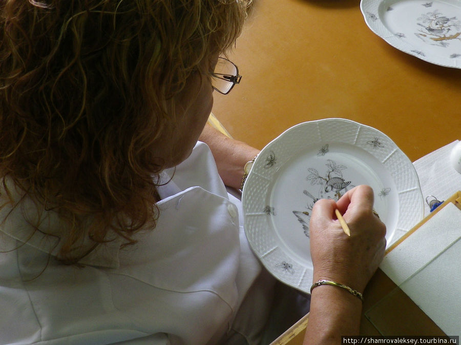 за которым художница расписывала тарелки ещё одним знаменитым рисунком,... Херенд, Венгрия