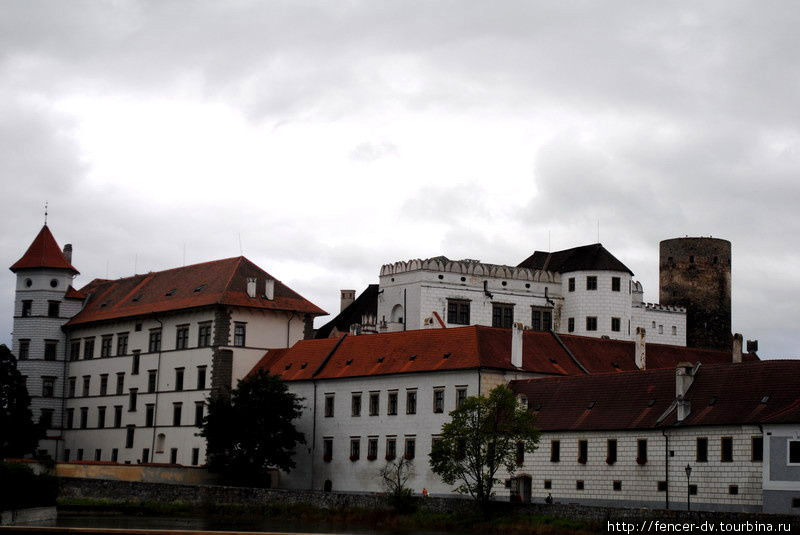 Со стороны замок представляет собой огромный комплекс разрозненных построек. Башня справа — самая старая из них Йиндржихув-Градец, Чехия
