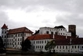 Со стороны замок представляет собой огромный комплекс разрозненных построек. Башня справа — самая старая из них