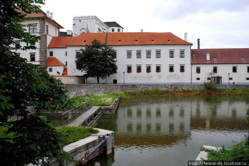Замок живописно стоит на берегу пруда Йиндржихув-Градец, Чехия