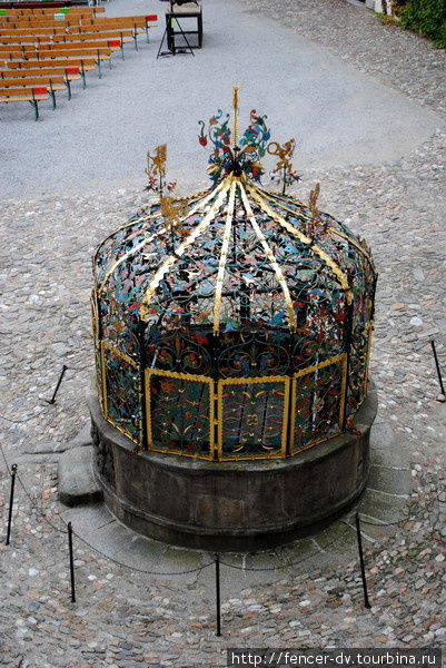 Замковый колодец с роскошной решеткой Йиндржихув-Градец, Чехия