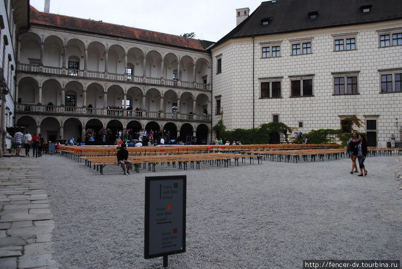 Во внутреннем дворике под аркадами устраивают концерты и представления Йиндржихув-Градец, Чехия