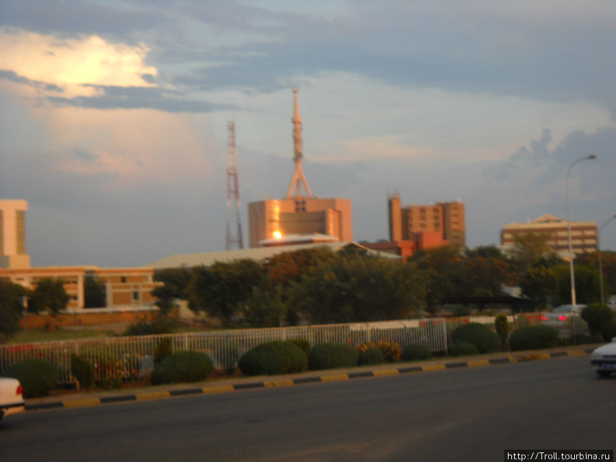 Панорама района. Здание с аналогом ракеты на крыше — министерство телекоммуникаций Габороне, Ботсвана