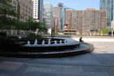 Чикагский среднестатистический фонтан — это что-то небольшое, вдалеке от центра и не пользующееся большой популярностью туристов и местных жителей