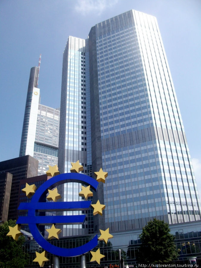 Eurotower (Европейский центральный банк) высотой 148,5 м, расположенный на площади Вилли Брандта. Франкфурт-на-Майне, Германия