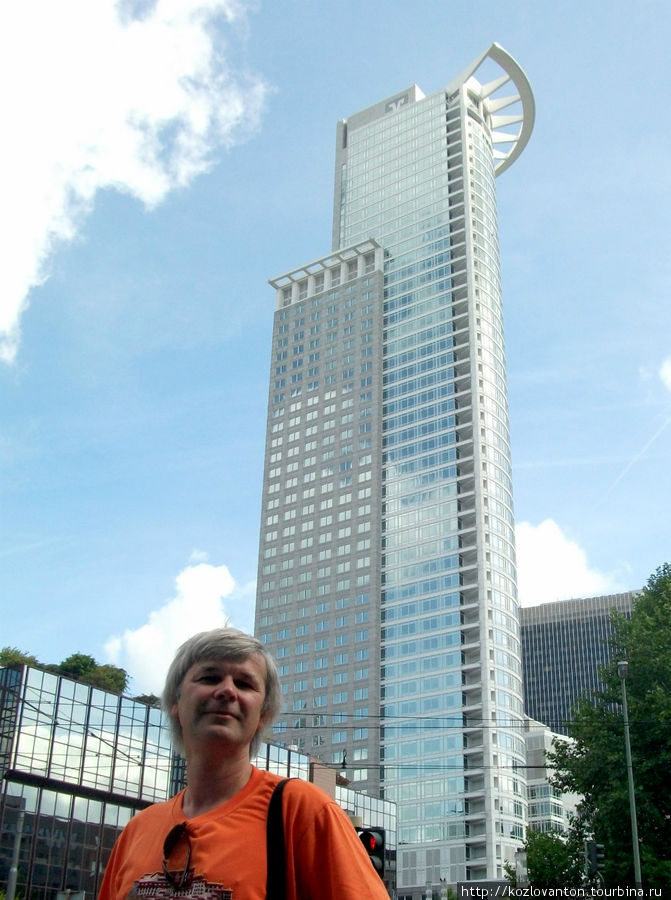 Оч-ч-чень приметное здание Бюро-хауза высотой в 208 м, прописанного по адресу Вест-энд штрассе, 1. Это третий по высоте небоскреб Франкфурта. Вы еще увидите его на последующих фотографиях. Франкфурт-на-Майне, Германия