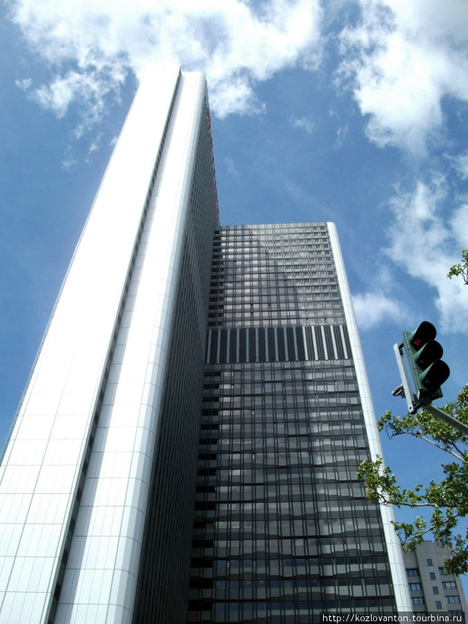 Сейчас в этом здании с 26 по 44 этаж занимает отель Marriott. Франкфурт-на-Майне, Германия