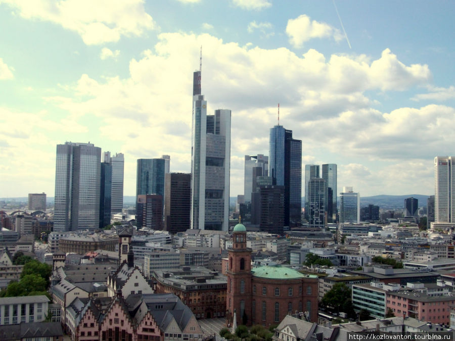 Таким можно увидеть Франкфурт на тысячах туристических открыток и буклетов. И мне открылась легко узнаваемая панорама со смотровой площадки Кайзер Дома (или, по-другому, собора Св.Варфоломея). Франкфурт-на-Майне, Германия
