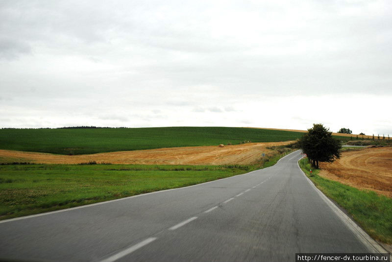Все дороги южной Чехии в одном фото: желто-зеленые поля с валунами сена, редкие деревья, безлюдная дорога и одинокий домик где-то вдали Южночешский край, Чехия