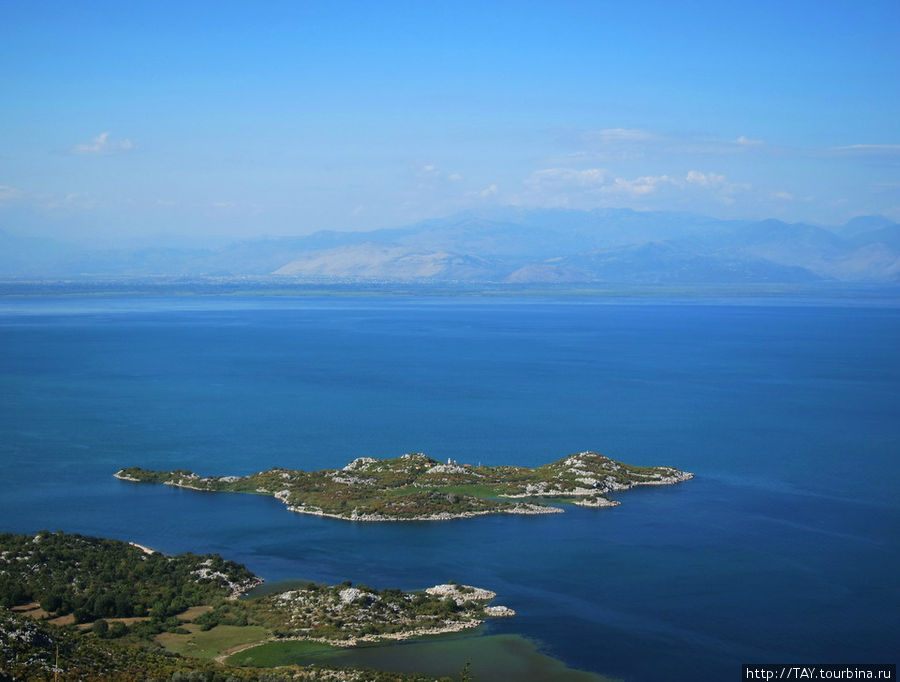 Один из многочисленных провославных монастырей Скадарское озеро, Черногория