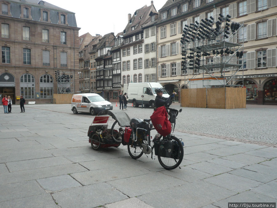На Соборной площади встречаются разные туристы. Страсбург, Франция