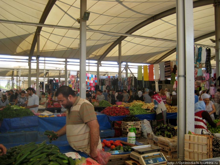 Самый дешевый рынок в москве. Рынок вещевой рынок продуктовый рынок. Путиловский рынок. Вещевой рынок в Феодосии.