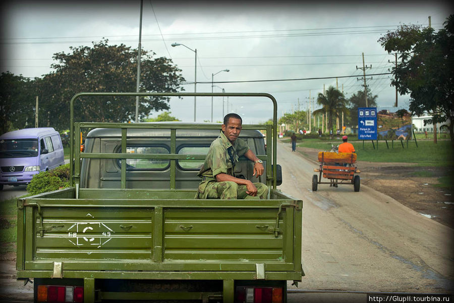 Ездить в кузовах грузовиков — это совершенно нормально. Куба