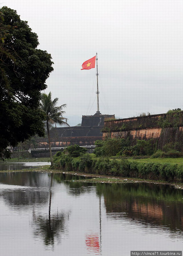 1.  Центральным пунктом города является цитадель, хранившая полтора века доступ к Запретному Императорскому городу. Хюэ, Вьетнам