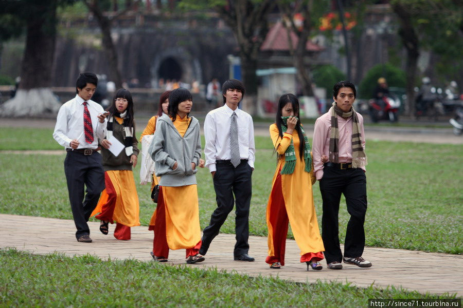 7. . Школьники. Школьная форма девушек во Вьетнаме это национальное платье Ао Зай. Хюэ, Вьетнам