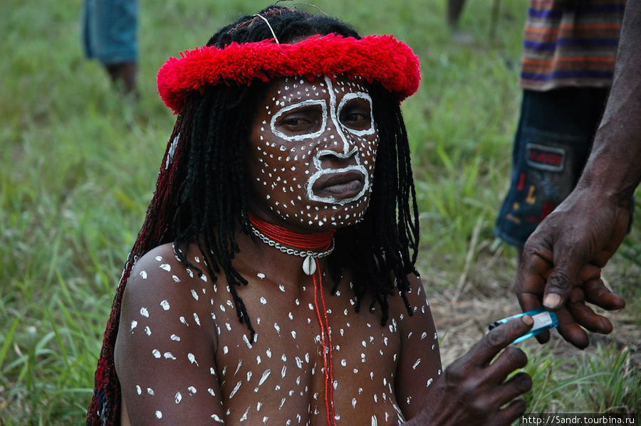 Теперь мода на прически с косичками и дредами распространена по всей Новой Гвинее. Вамена, Индонезия