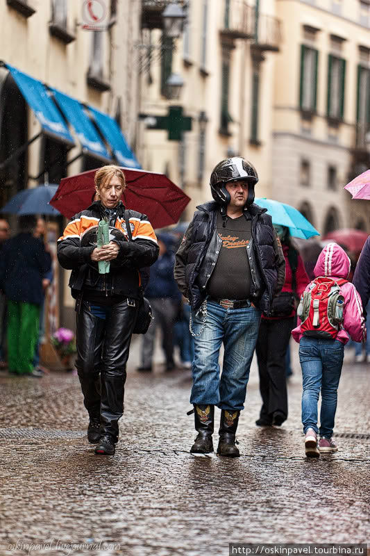 Дождь выстроил стены воды... Он запер двери в домах... Орвието, Италия