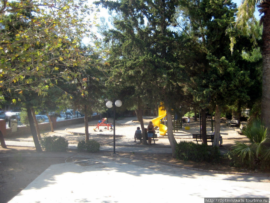 Парк в центре Дидима - место, где можно посидеть в тени. Дидим, Турция