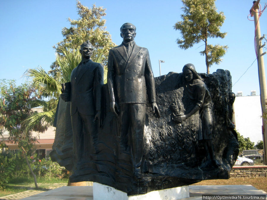 Памятник Ататюрку — вождю турецкого арода. Дидим, Турция