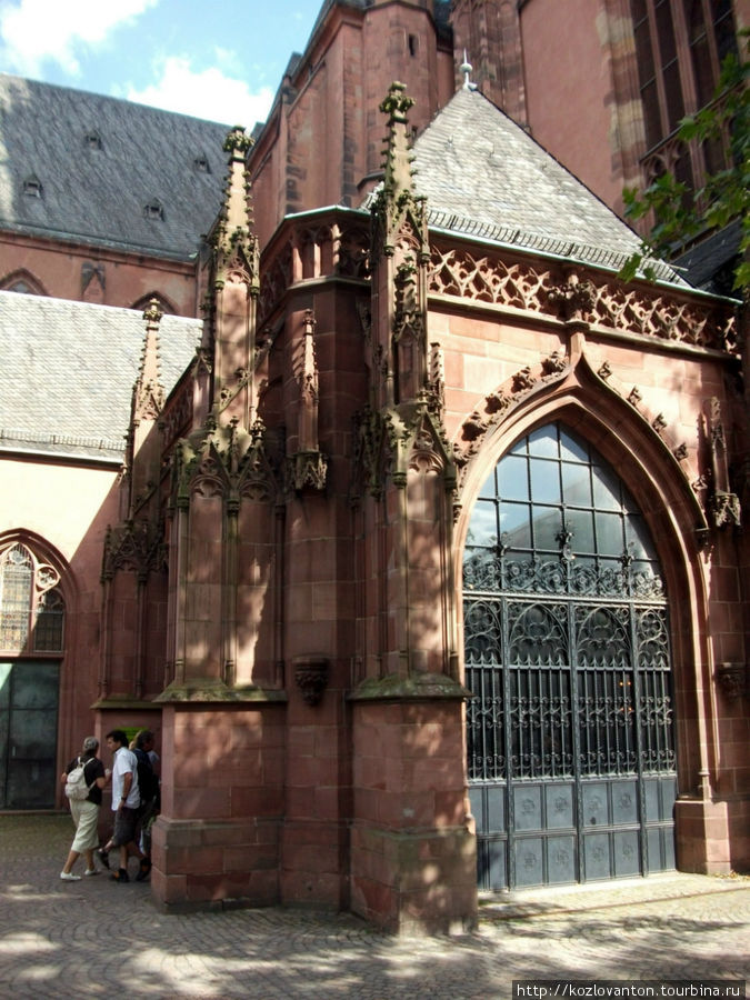 Центральный вход-выход в собор. Франкфурт-на-Майне, Германия