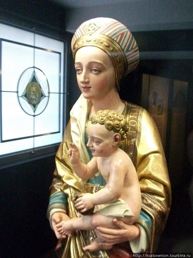 Просто Мадонна с младенцем на выходе из музея. Франкфурт-на-Майне, Германия